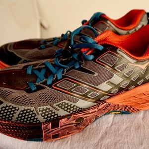 Mens Salomon running shoes in great condition. Slightly used, good tread.